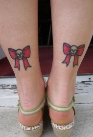 两个骷髅与蝴蝶结脚踝纹身图案