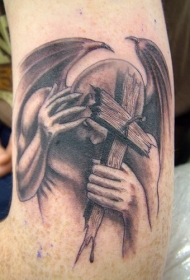 堕落天使与木制十字架纹身图案