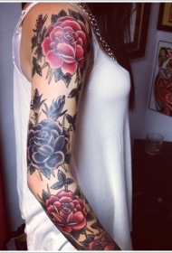 手臂不同色彩的花朵纹身图案