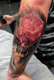 手臂华丽的3D彩色玫瑰和骷髅纹身图案