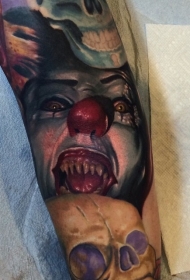 令人毛骨悚然的彩色恐怖恶魔小丑和骷髅手臂纹身图案