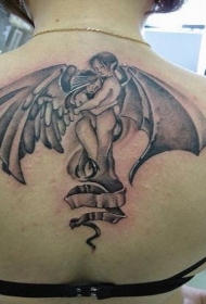 天使和恶魔拥抱背部纹身图案