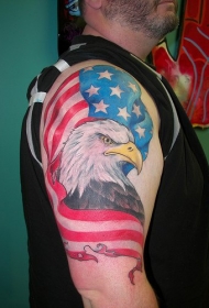 超级爱国鹰和美国国旗纹身图案
