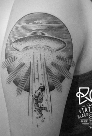 手臂线条式的黑色外星飞船和人类纹身图案