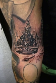 写实的皇冠和箭头手臂纹身图案