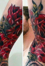 手臂大红色玫瑰与树叶纹身图案