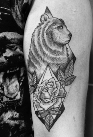漂亮的黑色线条熊与美丽的玫瑰手臂纹身图案