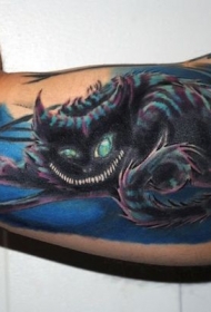 大臂彩色的幻想猫个性纹身图案
