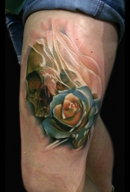大腿好看的3D彩色玫瑰花与骷髅纹身图案
