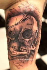 手臂3D骷髅时钟和字母纹身图案