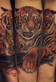 现代传统风格的彩色老虎花朵和骷髅手臂纹身图案