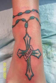 字母和十字架彩色脚踝纹身图案
