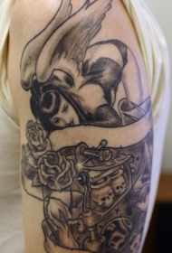 大臂美丽黑暗的魔鬼天使女孩和骷髅纹身图案