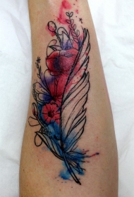 手臂五颜六色的羽毛与花朵纹身图案