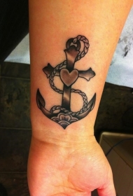 可爱的黑色船锚与心形手腕纹身图案