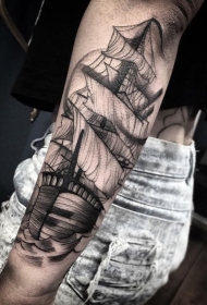 雕刻风格黑色大型帆船手臂纹身图案