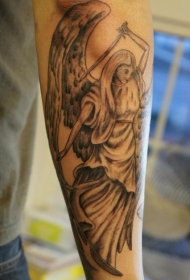 天使女孩与剑手臂纹身图案