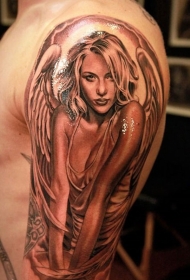 手臂上可爱的女人天使纹身图案