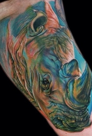 大臂3D彩色的犀牛头部纹身图案
