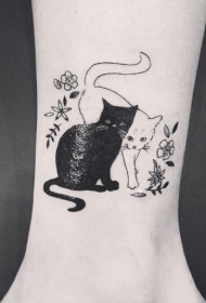 可爱的黑猫与白猫和小花脚踝纹身图案