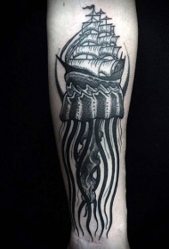 手臂黑白水母结合帆船纹身图案