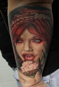 恐怖风格的彩色女人和蛋糕手臂纹身图案