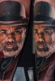 胡子男性肖像彩色手臂纹身图案