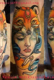 美丽的彩色女人与狐狸手臂纹身图案