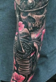 手臂3D彩色的武士骨架与花瓣纹身图案