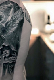 手臂宗教黑色的女人十字架与天使纹身图案