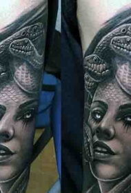 手臂黑白美杜莎肖像和逼真的蛇纹身图案
