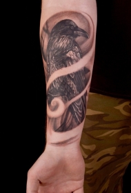 手臂3D自然的深色乌鸦纹身图案