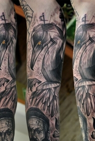 手臂彩色的神秘鸟与饰品纹身图案