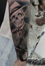 黑灰风格的骷髅黑手党与手枪手臂纹身图案