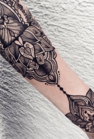 印度教风格的黑色梵花手臂纹身图案