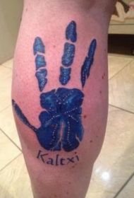 清凉的蓝色手掌印和字母小腿纹身图案