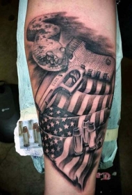 手臂黑白手枪子弹与美国国旗纹身图案
