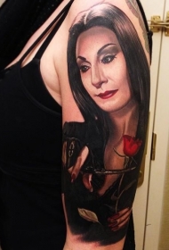 手臂美妙的写实彩色女性肖像与剪刀玫瑰纹身图案