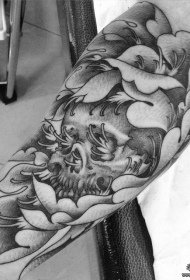 小臂骷髅菊花黑灰传统纹身图案