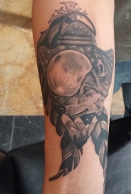 手臂黑色的古代箭头与狼和月亮纹身图案