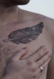 男子胸部黑色的部落羽毛纹身图案