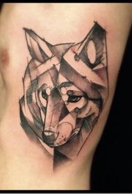侧肋抽象风格的黑色狼头纹身图案