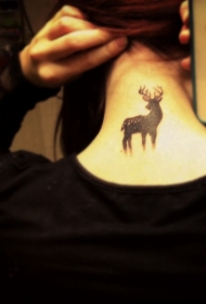 简单设计的黑色小鹿脖子纹身图案