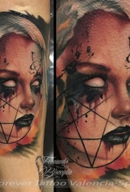 手臂恐怖风格的女人与符号纹身图案