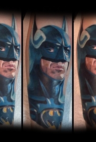 卡通风格彩色的蝙蝠侠手臂纹身图案