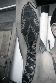 传统风格巨大的蛇手臂纹身图案