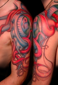 男性肩部奇怪的彩绘外星生物纹身图案