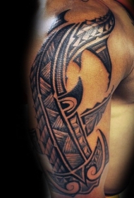 手臂黑色的民族部落风格的锤头鲨鱼纹身图案