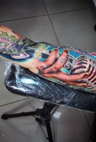 手臂非常逼真的彩色复古麦克风与手纹身图案