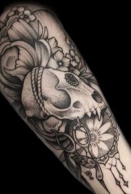 点刺风格黑色的动物头骨和花卉纹身图案